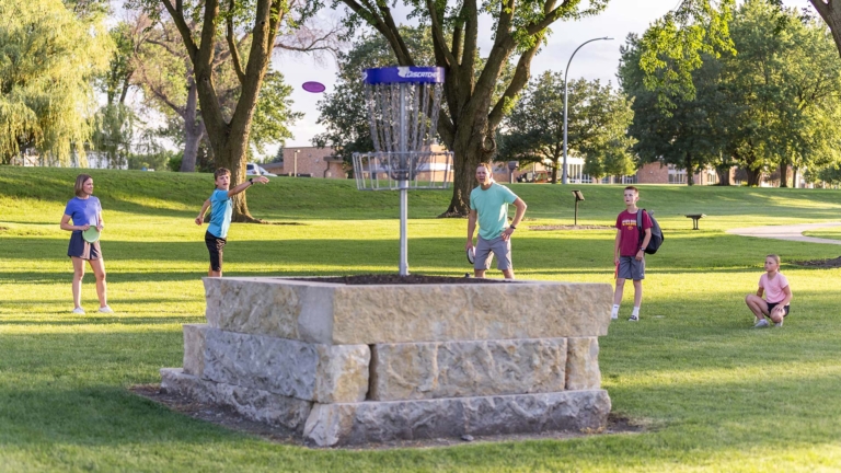 sc place bus hz1 disc golf course 1 768x432